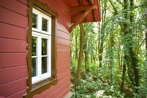 Stugans exteriör [sommar]
