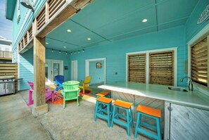 Savor delicious meals in our alfresco dining space. (Bourbon Breeze)