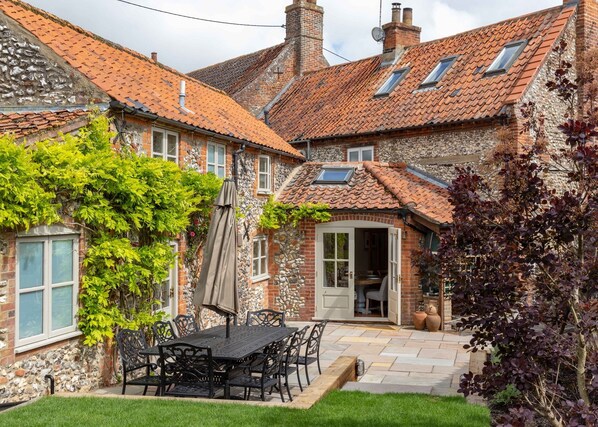 Willow Cottage Garden with outside dining