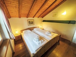 Ceiling, Bedroom, Hardwood, Bed Frame, Bed, Hotel, Wood Stain, Bed Sheet, Bedding, Houseplant