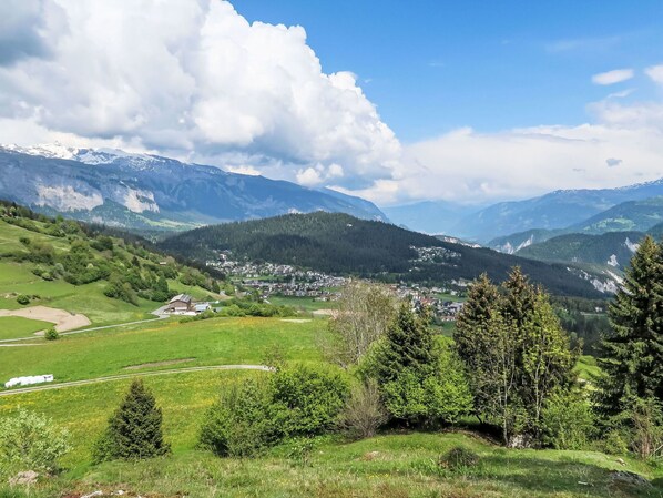 Building, House, Residential Area, Home, Architecture, Human Settlement, Rural Area, Village, Cottage, Slope
