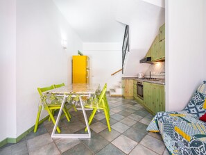 Meubles, Chaise, Mobilier De Jardin, Table, Tableau De Plein Air, Table Cuisine Et Salle A Manger, Parapluie, Ombre, Restaurant, Patio