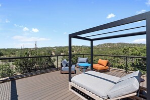 Take in sweeping Santa Fe views from the rooftop deck—perfect for morning coffee or sunset cocktails.