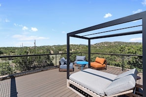 Take in sweeping Santa Fe views from the rooftop deck—perfect for morning coffee or sunset cocktails.