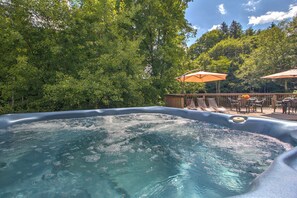 Outdoor spa tub