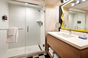 Full bathroom, there’s no need to bring a thing!