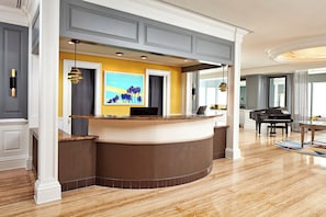 24/7 front desk to check your luggage before and after you check out