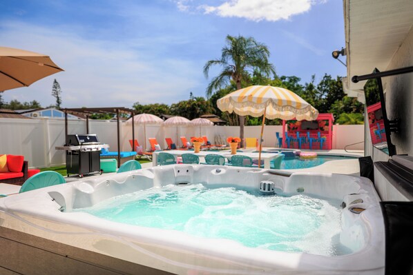 Hot tub in the patio