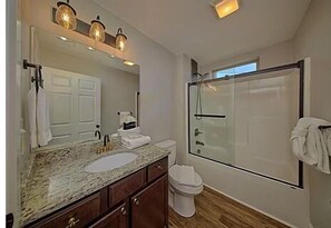 Full bathroom, towels provided