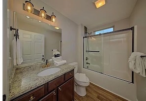 Full bathroom, towels provided
