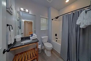Full bathroom, towels provided