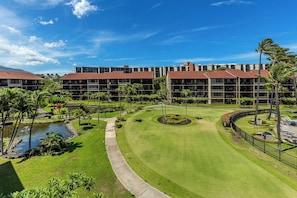 Lush On-Property Putting Greens – Fun for All Ages