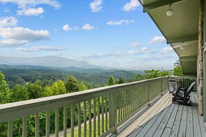 Step onto the back deck and take in the breathtaking, uninterrupted views of the Smokies—perfect for morning coffee or sunset unwinding.