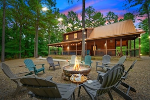 Unwind under the pines at Double J Hideaway’s fire pit—string lights, Adirondack chairs, and s’mores make it the perfect evening hangout.