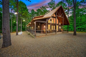 Welcome to Double J Hideaway—a 3BR/3BA cabin in the woods with rustic charm, cozy comfort, and room to relax inside and out.