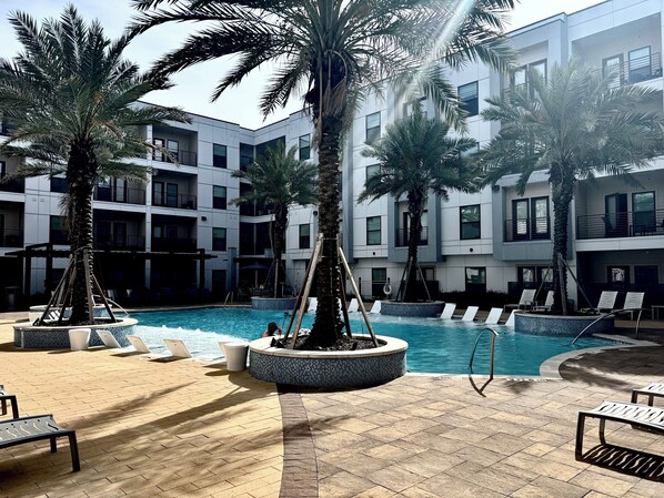 Resort Style Pool w/ Gas Grills
