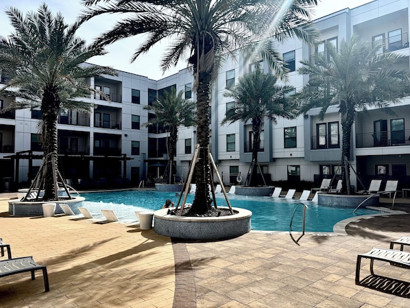 Resort Style Pool w/ Gas Grills