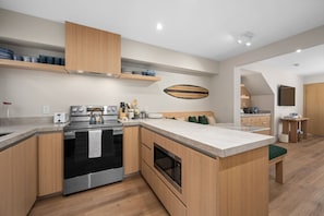 Fully Stocked & Ready for Your Recipes
From morning coffee to gourmet dinners, this kitchen has everything you need to feel at home.