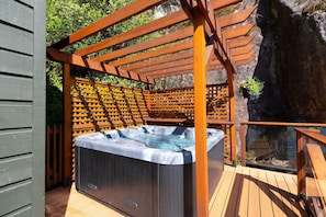 Outdoor spa tub