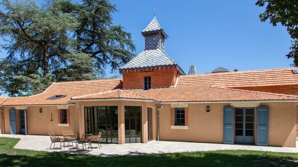 Domaine du Buc - Gite du pigeonnier  - coté terrasse -