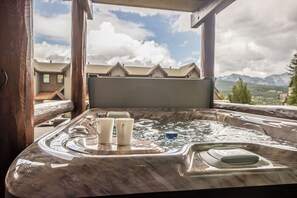 Enjoy your private hot tub | Exterior