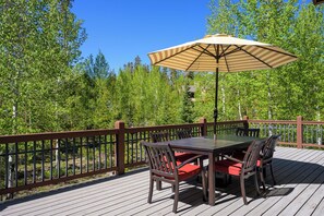 Dine al fresco on the deck
