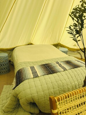 Queen size bed, plush cosy linens!