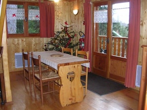 Gßte Le Bego-Entrée principale sur salle à manger-Luceram Peira Cava-Gites de France Alpes Maritimes