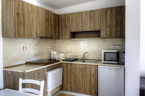 La Fuonte-Cuisine équipée-Levens-Gßtes de France des Alpes-Maritimes