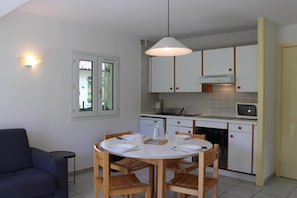 Espace repas cuisine GĂźte La Clue Saint-Auban-GĂźtes de France Alpes-Maritimes