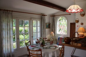 Gîte la Pairoulette - l'Eglantine - Coin repas -Vallauris- Gîtes de France Alpes-Maritimes