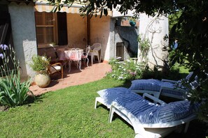 Gîte la Pairoulette-l'Eglantine-Terrasse -Vallauris-Gîtes de France Alpes-Maritimes