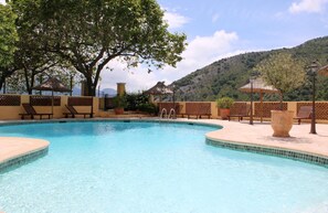 GĂźte Le Brec d'Utelle-Piscine commune-Utelle-GĂźtes de France des Alpes-Maritimes