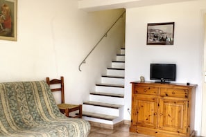 Gßte N°2 Espace des Oliviers-Escaliers/Télévision-Castagniers-Gßtes de France des Alpes-Maritimes