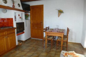 Les Mésanges- Cuisine ouverte sur salle à manger-Seranon-Gßtes de France Alpes-Maritimes.