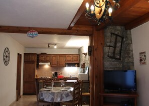 GĂźte Le Portalet-Espace repas-Saint-Ătienne-de-TinĂ©e-GĂźtes de France des Alpes-Maritimes
