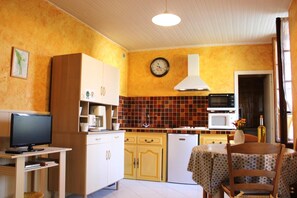 GĂźte Le Jardin des Cinq Sens-Cuisine/Coin repas-Tourrette-Levens-GĂźtes de France des Alpes-Maritimes