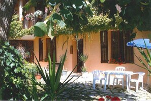 GĂźte Le Jardin des Cinq Sens-Terrasse-Tourrette-Levens-GĂźtes de France des Alpes-Maritimes