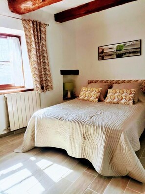 Les Erables-Chambre lit 140*190-Seranon-GĂźtes de France Alpes-Maritimes.