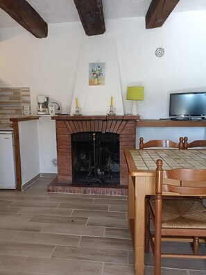 Les Erables-Cheminée-Seranon-Gîtes de France Alpes-Maritimes.