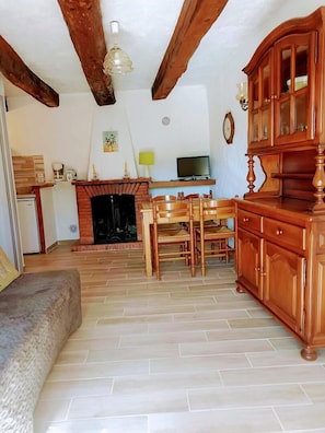 Les Erables-Salle à manger cheminée-Seranon-Gßtes de France Alpes-Maritimes.