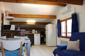 Gßte Chez José-Canapé/Coin repas/Cuisine-BelvédÚre-Gßtes de France des Alpes-Maritimes