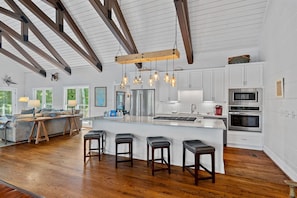 Back Porch Bliss-Fully stocked kitchen to prep all your group meals & island seating for 4.
