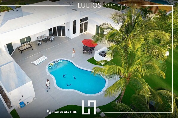 Palm trees, warm sun, and your own pool – Miami vibes all day.