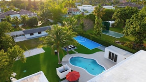 Feel right at home in this beautiful and welcoming Miami house.