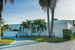 Your home away from home in sunny Miami – comfort starts at the door.