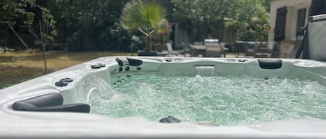 Bain à remous extérieur
