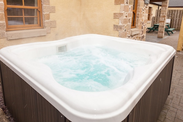 Honeysuckle Cottage Hot Tub
