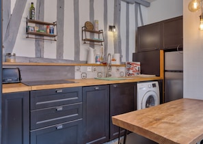 Cuisine tout équipée avec lave linge et lave-vaisselle