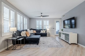 Spacious and bright lving room